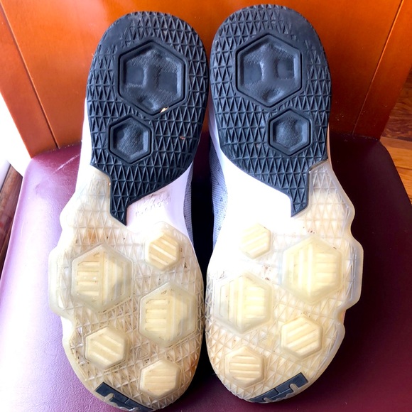 Nike Lebron James XIII Low Cool Grey/ Mtllc Gold, White, Black Men Size 10 - Picture 7 of 8